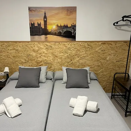 אכסניה Nv Airport מאלגה