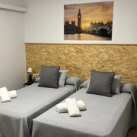 אכסניה Nv Airport מאלגה